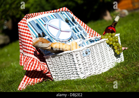 picnic basket with wine, fruit and bread Stock Photo - Alamy