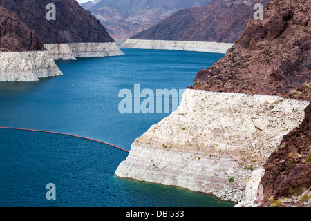 Lake Mead at Hoover dam showing dramatic fall in water levels which used to reach top of  the white 'bathtub ring', Nevada, USA Stock Photo