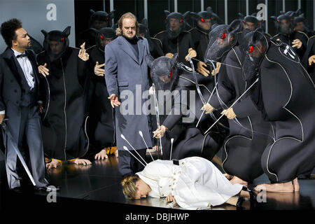 HANDOUT - A handout made available by the Bayreuth Festival on 21 July 2013 shows rehearsals for Act 1 of 'Lohengrin' with amuel Youn (Der Heerrufer), Thomas J. Mayer (Friedrich von Telramund) and Annette Dasch (Elsa) for the 2013 Bayreuth Festival in Bayreuth, Germany. The Wagner opera will premiere at the festival on 02 August 2013. Photo: BAYREUTH FESTIVAL/ENRICO NAWRATH Stock Photo
