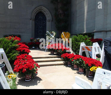 Atmosphere Michael Jackson fans from all around the world visit Forest Lawn Memorial Park in Glendale to pay tribute to the star on the second year anniversary of his death Los Angeles, California - 25.06.11 Stock Photo