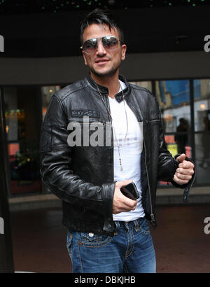 Peter Andre outside his hotel with a Louis Vuitton man bag London, England  - 26.08.09 WENN.com Stock Photo - Alamy