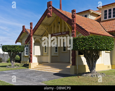 dh  NGARUAWAHIA NEW ZEALAND Turangawaewae House Maori Marae carved pole posts carving wood maoris art Stock Photo