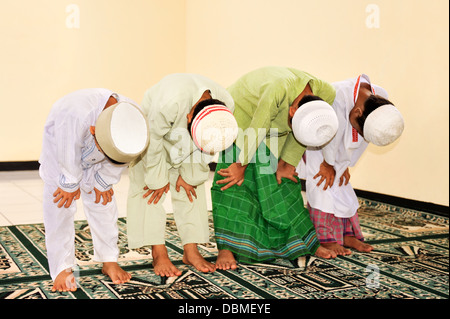 Muslim kids praying at Islamic school Stock Photo: 58796118 - Alamy