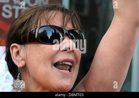 London, UK. 1st August 2013. London internationals friends protest outside the Israeli Embassy in London. 'Day of Rage' called for by Palestinian citizens of Israel in response to Israel's Prawer Plan to expel over 50,000 Palestinian Bedouins from the Naqab desert.    Credit:  See Li/Alamy Live News Stock Photo