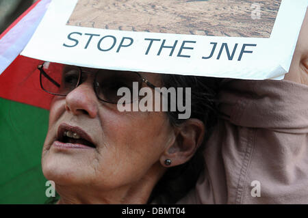London, UK. 1st August 2013. London internationals friends protest outside the Israeli Embassy in London. 'Day of Rage' called for by Palestinian citizens of Israel in response to Israel's Prawer Plan to expel over 50,000 Palestinian Bedouins from the Naqab desert.    Credit:  See Li/Alamy Live News Stock Photo
