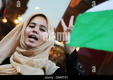 London, UK. 1st August 2013. London internationals friends protest outside the Israeli Embassy in London. 'Day of Rage' called for by Palestinian citizens of Israel in response to Israel's Prawer Plan to expel over 50,000 Palestinian Bedouins from the Naqab desert.    Credit:  See Li/Alamy Live News Stock Photo