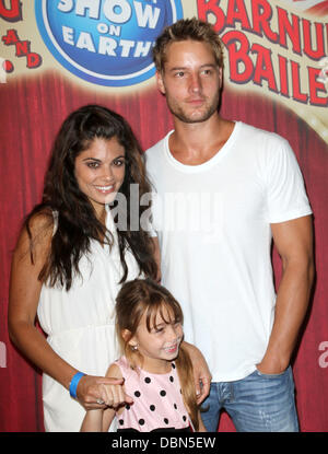 Lindsay Hartley, Justin Hartley and daughter Isabella Justice Hartley Los Angeles premiere of 'Fully Charged' presented by Ringling Bros. and Barnum & Bailey held at the Staples Center Los Angeles, California - 21.07.11 Stock Photo