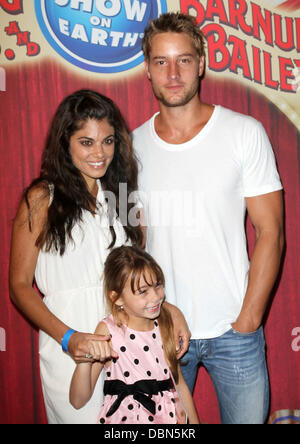 Lindsay Hartley, Justin Hartley and daughter Isabella Justice Hartley Los Angeles premiere of 'Fully Charged' presented by Ringling Bros. and Barnum & Bailey held at the Staples Center Los Angeles, California - 21.07.11 Stock Photo