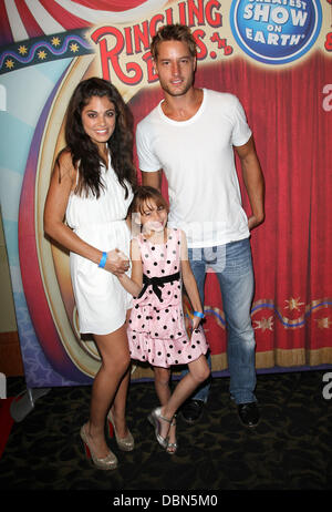 Lindsay Hartley, Justin Hartley and daughter Isabella Justice Hartley Los Angeles premiere of 'Fully Charged' presented by Ringling Bros. and Barnum & Bailey held at the Staples Center Los Angeles, California - 21.07.11 Stock Photo