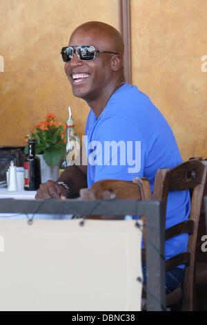 Former Major League Baseball player Barry Bonds has lunch in Beverly Hills   Beverly Hills, California - 25.07.11 Stock Photo