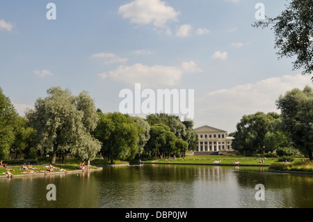 Usupovskyi park Yusupovskiy garden, Yusupovsky, Usupovskyi palace, St. Petersburg. Yusupov Palace, Sankt Petersburg Stock Photo