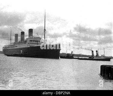 Southampton Turning the RMS Majestic probably 1932 Stock Photo