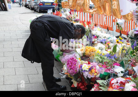 Tributes mark the spot where Haroon Jahan, Shahzad Ali and Abdul Musavir died after being hit by a car on 10 August during the riots in the Winson Green area of Birmingham Birmingham, England - 17.08.11 Stock Photo