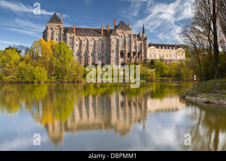 The River Sarthe and the abbey at Solesmes, Sarthe, Pays de la Loire, France, Europe Stock Photo