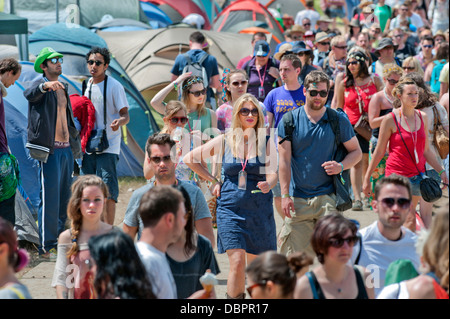 Glastonbury Festival 2013 UK - Campers walk to the main arenas surrounded by tents in the Pennard Hill Ground campsite Stock Photo