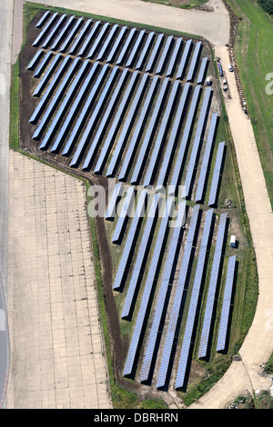 WYMESWOLD AIRFIELD SOLAR FARM WITH MORE THAN 30,000 PANELS, CLAIMED TO BE THE LARGEST IN THE UK. Stock Photo