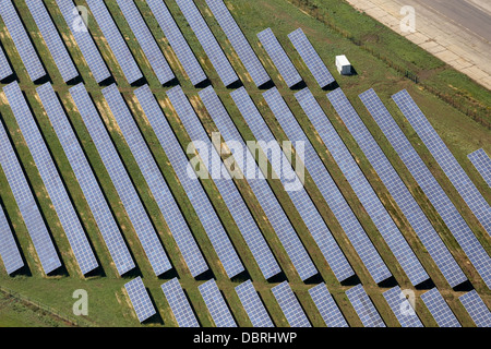 WYMESWOLD AIRFIELD SOLAR FARM WITH MORE THAN 30,000 PANELS, CLAIMED TO BE THE LARGEST IN THE UK. Stock Photo