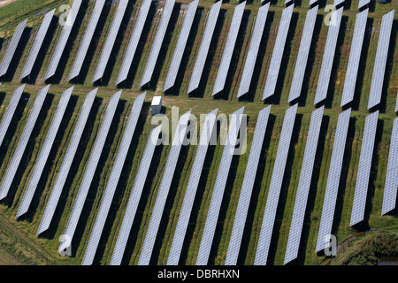 WYMESWOLD AIRFIELD SOLAR FARM WITH MORE THAN 30,000 PANELS, CLAIMED TO BE THE LARGEST IN THE UK. Stock Photo