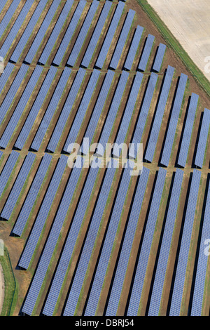 WYMESWOLD AIRFIELD SOLAR FARM WITH MORE THAN 30,000 PANELS, CLAIMED TO BE THE LARGEST IN THE UK. Stock Photo