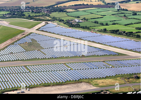 WYMESWOLD AIRFIELD SOLAR FARM WITH MORE THAN 30,000 PANELS, CLAIMED TO BE THE LARGEST IN THE UK. Stock Photo