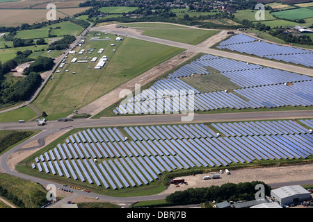 WYMESWOLD AIRFIELD SOLAR FARM WITH MORE THAN 30,000 PANELS, CLAIMED TO BE THE LARGEST IN THE UK. Stock Photo