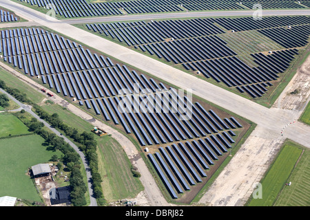 WYMESWOLD AIRFIELD SOLAR FARM WITH MORE THAN 30,000 PANELS, CLAIMED TO BE THE LARGEST IN THE UK. Stock Photo