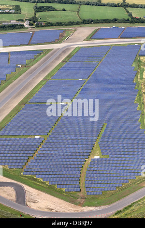 WYMESWOLD AIRFIELD SOLAR FARM WITH MORE THAN 30,000 PANELS, CLAIMED TO BE THE LARGEST IN THE UK. Stock Photo