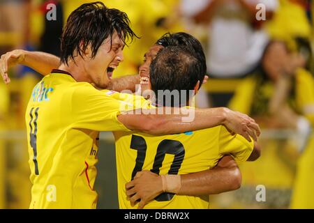 (L-R) Daisuke Suzuki, Leandro Domingues, Masato Kudo (Reysol), AUGUST 3, 2013 - Football / Soccer : 2013 J.LEAGUE Division 1 match between Kashiwa Reysol 2-1 Sagan Tosu at Hitachi Kashiwa Stadium, Chiba, Japan. Credit:  AFLO SPORT/Alamy Live News Stock Photo