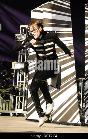 Hertfordshire, UK, 03/08/2013 : Standon Calling Festival. The Correspondents play the main stage. The Correspondents are a London-based swing/hip-hop duo made up of DJ Chucks and MC and lead singer Mr Bruce.. Picture by Julie Edwards Stock Photo