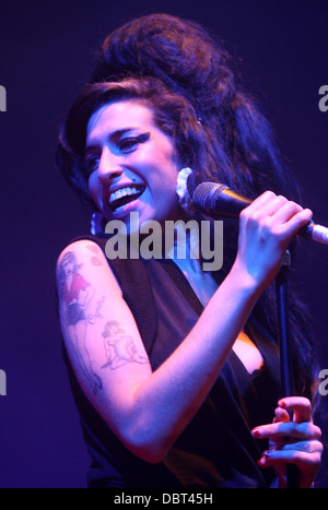 AMY WINEHOSE PERFORMING AT CAMBRIDGE CORN EXCHANGE Stock Photo