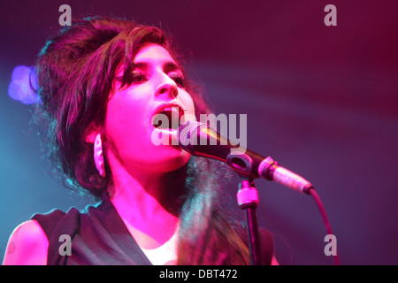 AMY WINEHOSE  PERFORMING AT CAMBRIDGE CORN EXCHANGE Stock Photo