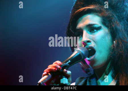 AMY WINEHOSE  PERFORMING  AT CAMBRIDGE CORN EXCHANGE Stock Photo