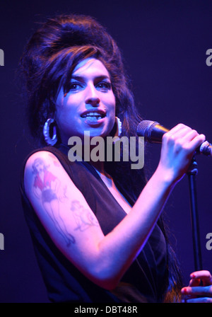 AMY WINEHOSE  PERFORMING AT CAMBRIDGE CORN EXCHANGE Stock Photo