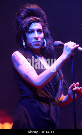 AMY WINEHOSE  PERFORMING  AT CAMBRIDGE CORN EXCHANGE Stock Photo