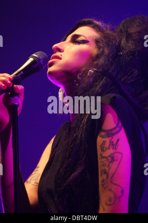 AMY WINEHOSE  PERFORMING AT CAMBRIDGE CORN EXCHANGE Stock Photo