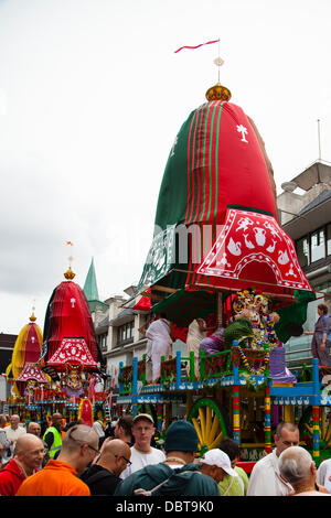 Leicester, UK, 4th August 2013. 40ft tall chariots for the Rathayatra street festival are hand pulled through Leicester City Centre, accompanied by dance and music.  Rathayatra is a 5,000 year old festival originating in Jagannatha Puri in India. Credit:  Graham Wilson/Alamy Live News Stock Photo