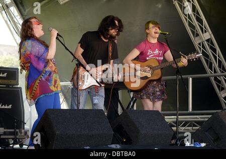 Ayr, UK. 4th Aug, 2013.  Jam at the Dam Music festival in aid of 'Cash for Kids'. Melisa Kelly and The Harmless Thieves on stage during the charity music festival. Credit:  Maurice Morwood/Alamy Live News Stock Photo