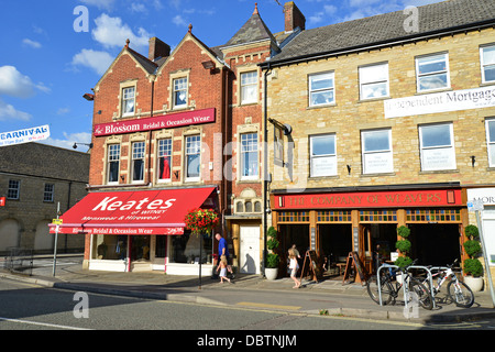 The Company of Weavers pub & Keates Menswear shop, Market Square, Witney, Oxfordshire, England, United Kingdom Stock Photo