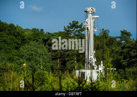 Balcombe, West Sussex, UK. 04 August, 2013. The drilling rig continues to stand idle. Anti fracking protestors continue their blockade of the Cuadrilla test drill near Balcombe, West Sussex, UK. 04 August 2013. Credit:  Guy Bell/Alamy Live News