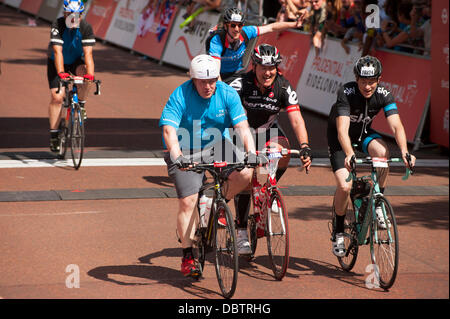 The Mall, London, UK. 04th Aug, 2013. The Mall, London, UK 4th Aug, 2013. London Mayor Boris Johnson completes the London Surrey 100 to applause from the spectators on the finishing line © Malcolm Park/Alamy Live News Credit:  Malcolm Park/Alamy Live News Stock Photo