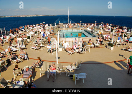 Swimming pool on the Cunard Line Queen Elizabeth Ship Stock Photo