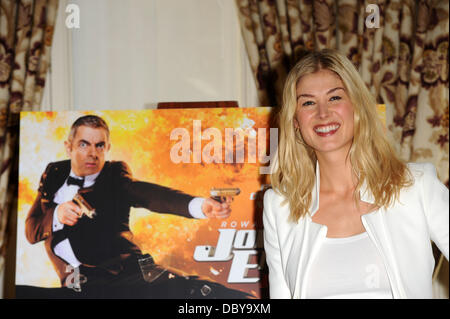 Rosamund Pike at a photocall for the release of 'Johnny English Reborn' at The Mandarin Oriental London, England - 12.09.11 Stock Photo