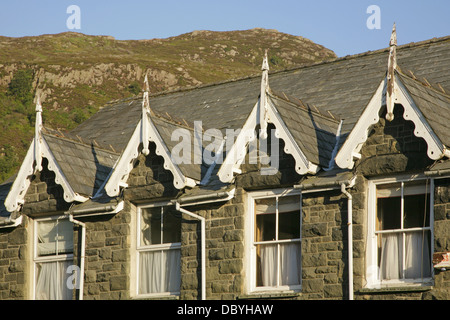 Traditional stone houses with slate roofs and sash windows, with Mynydd Sygun behind. Beddgelert, Snowdonia, Gwynedd, Wales Stock Photo
