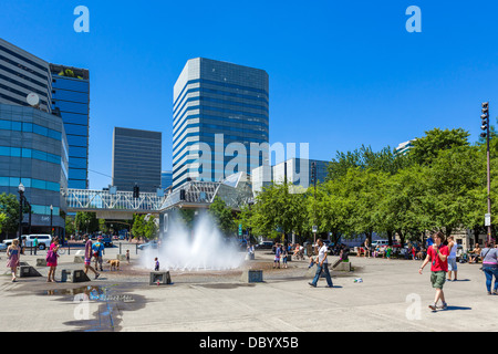 Fountain and city skyline, Tom McCall Waterfront Park, Willamette River, Portland, Oregon, USA Stock Photo