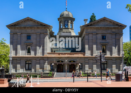 The Pioneer Courthouse, Pioneer Courthouse Square in downtown Portland, Oregon, USA Stock Photo
