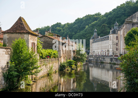 Properties overlooking the River Dronne, with the abbey on the other side, in Brantôme, in the Dordogne department in south west France, Europe. Stock Photo