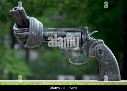 The sculpture 'Non Violence' also known as 'The Knotted Gun' by Swedish artist Carl Fredrik Reutersward sits outside of the United Nations (UN) in New York City, New York, USA, 03 June 2013. The scultpure was a gift from Luxembourg to the UN in 1988. Photo: TIM BRAKEMEIER Stock Photo