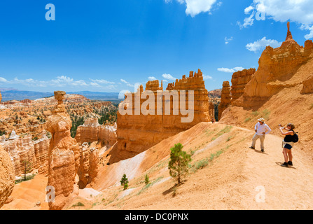 Walkers on the Navajo Loop Trail near Thors Hammer, Sunset Point, Bryce Amphitheater, Bryce Canyon National Park, Utah, USA Stock Photo