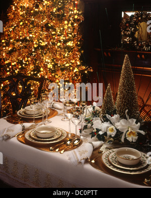 1980 1980s 1990 1990s ELEGANT CHRISTMAS TABLE SETTING GOLD TRIMMED TREE UPSCALE FESTIVE HOLDIAY PARTY CHINA PLATES Stock Photo