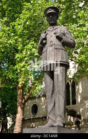 London, England, UK. Statue: Air Chief Marshal Lord Dowding (1882-1970) by St Clement Danes church (by Faith Winter, 1988) Stock Photo